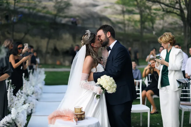 An elegant setup for a Cappadocia wedding for 20–40 guests, featuring beautiful floral arrangements and cozy seating in a picturesque valley.