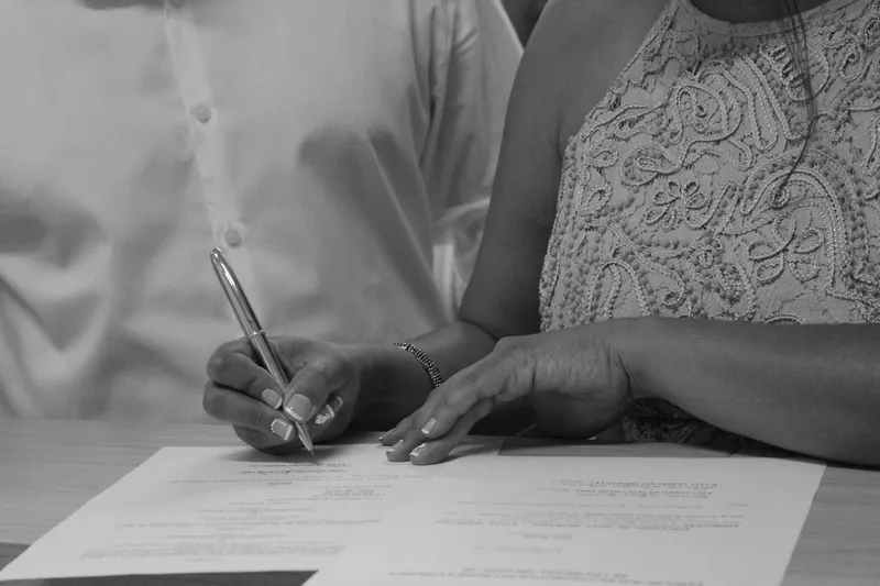 Close-up of an Antalya wedding contract 2027 highlighting cancellation and date change clauses.