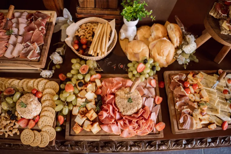 Detailed planning of an Antalya wedding catering brief 2027 with a focus on dietary requirements and meal structure for international guests.