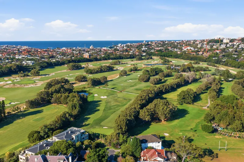 Visual representation of the differences in property types between Quinta da Marinha vs central Cascais focusing on space and lifestyle options