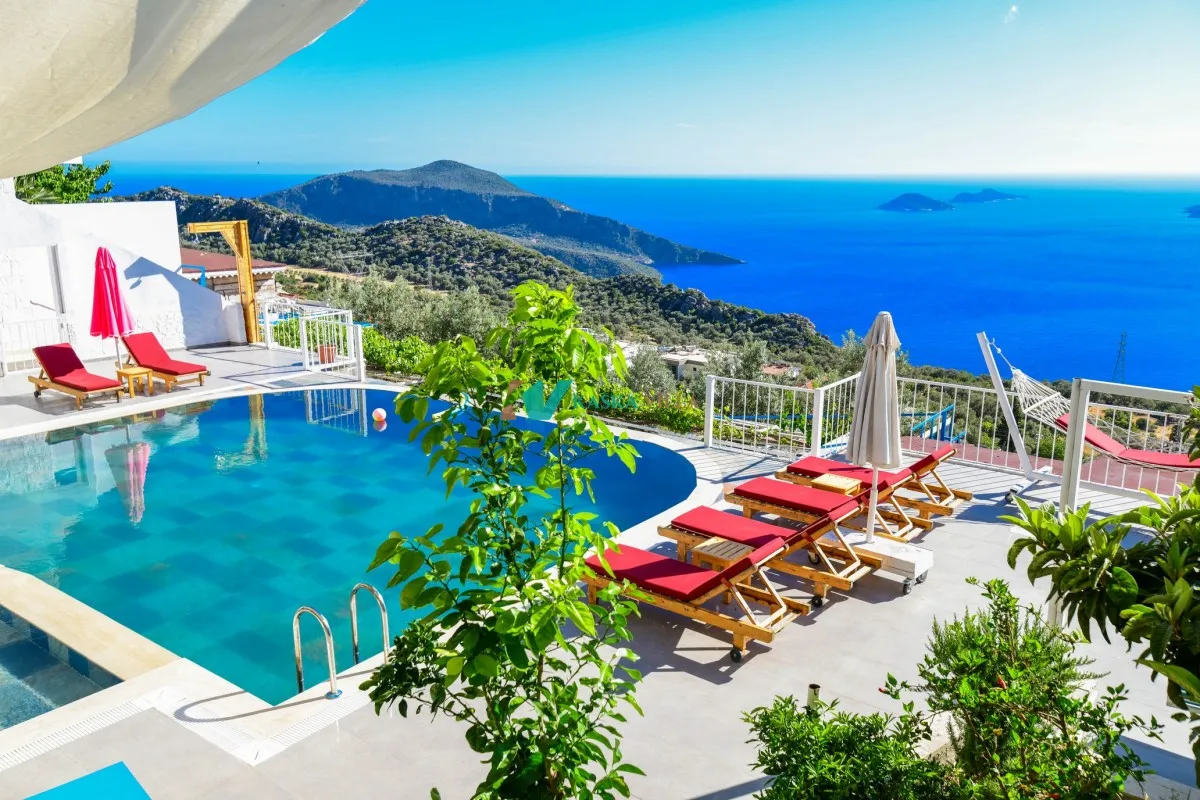 Glimpse the charm of Antalya's beachfront villas