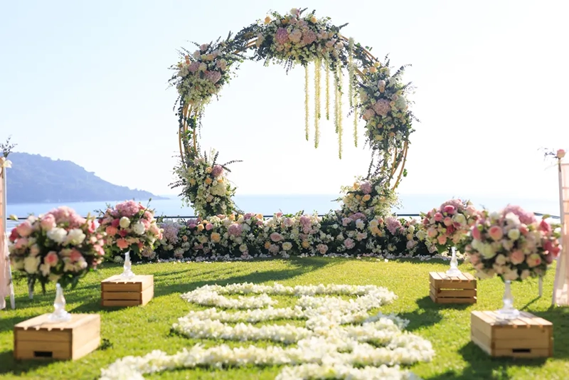 Wedding decorations and floral arrangements