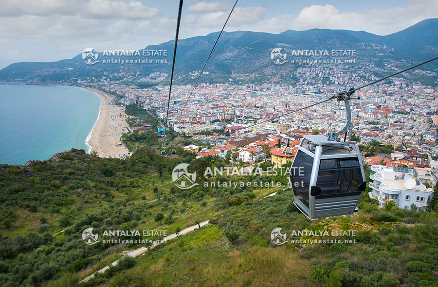 A gondola ride over the green valleys of Alanya