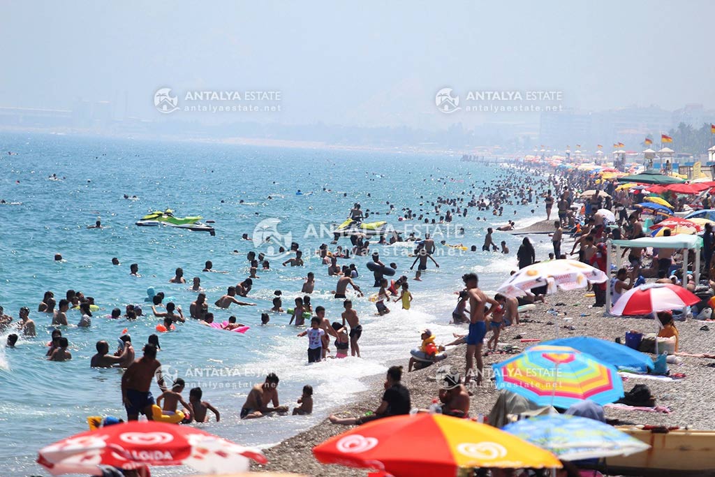 A crowded beach in Antalya