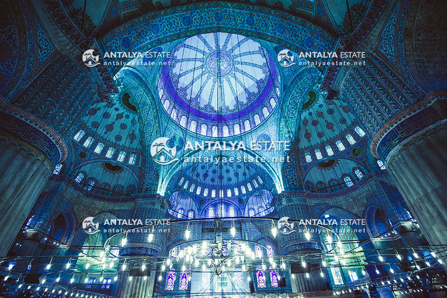 Вид на одну из знаменитых мечетей Стамбула