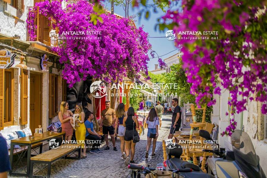 Sightseeing in the market of Izmir city