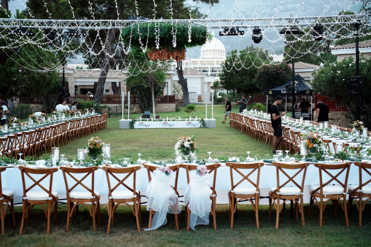 Persian Aroosi wedding reception with traditional entertainment coordinated by Ramarossi in Antalya